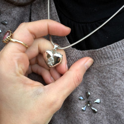 ciondolo portaricordi portafoto forma cuore con zampa di cane argento